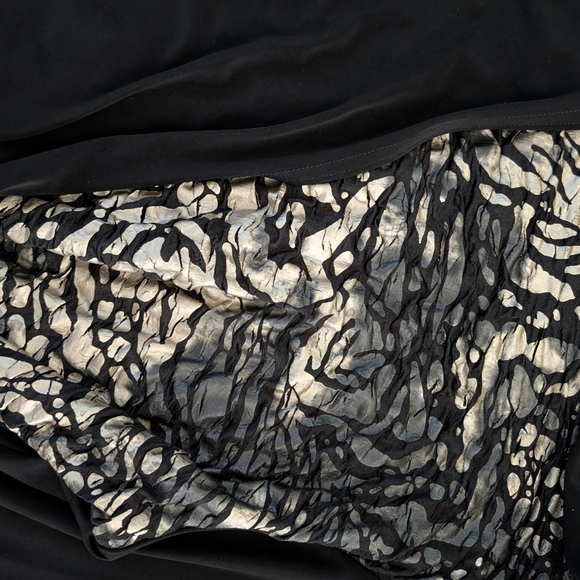 Elegant Black and Silvery Gold Patterned Dress - Picture 5 of 6